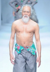 On a trouvé le GRAND-PÈRE le PLUS HOT du MONDE !