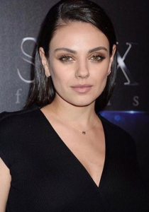 MILA KUNIS : première APPARITION depuis la NAISSANCE de son FILS