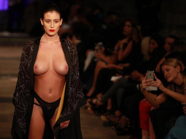 Un TOP SEINS à l'AIR à la FASHION WEEK !