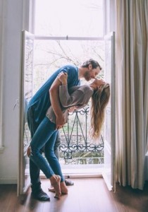 Faites en sorte qu’il TOMBE AMOUREUX grâce à un SIMPLE CÂLIN !