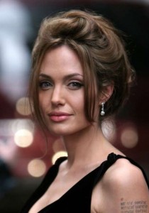 On a trouvé le SOSIE d'ANGELINA JOLIE