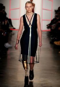 Elle a perdu une JAMBE et elle défile à la FASHION WEEK