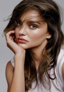 Il POIGNARDE ce PROCHE de MIRANDA KERR !