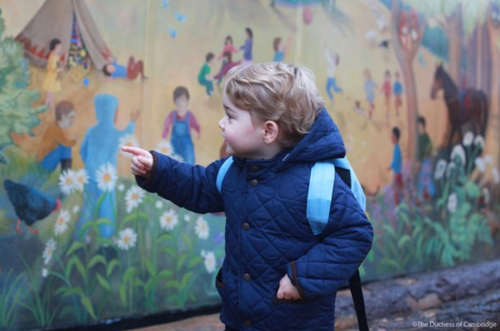 L’ÉVÉNEMENT en Angleterre : le petit prince va à la CRÈCHE