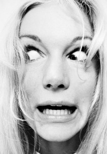 Les 8 TOCS des FILLES STRESSÉES #SiiiiiiC'estUnPeuVous ! 