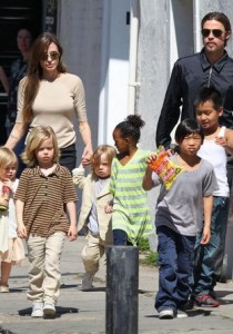 BRAD et ANGELINA : le VRAI PÈRE de leurs ENFANTS !