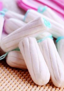 Les TAMPONS PÉRIODIQUES contiennent des résidus potentiellement TOXIQUES