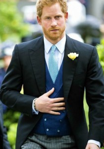 Le PRINCE HARRY VU avec SA PETITE AMIE en train de faire leurs COURSES de NOËL !