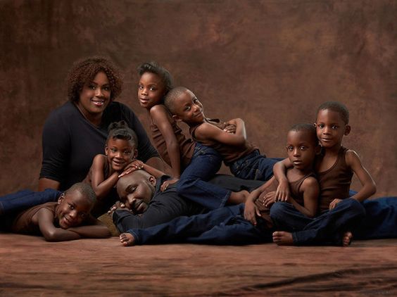 Une PHOTO de FAMILLE avec des SEXTUPLÉS REPRODUITE à L'IDENTIQUE 6 ANS PLUS TARD