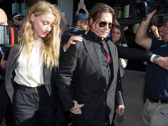 JOHNNY DEPP fait DÉMÉNAGER ses affaires EN DOUCE et AMBER HEARD appelle la POLICE