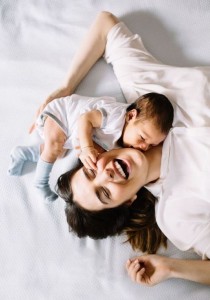 7 ASTUCES pour faire DORMIR le bébé qui BRAILLE