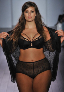 ASHLEY GRAHAM : la TOP MODEL DÉCOMPLEXÉE  qui AFFICHE sa CELLULITE