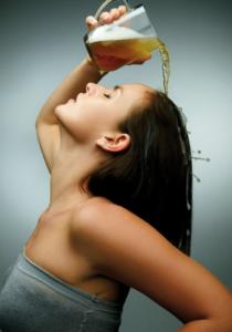 CHEVEUX : 4 vinaigres de rinçage pour plus de BRILLANCE !