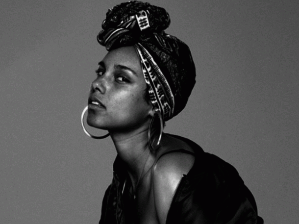 ALICIA KEYS stoppe le MAQUILLAGE