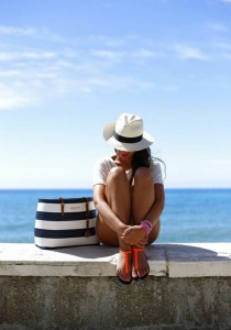 Ce qu’on OUBLIE TOUJOURS dans son SAC DE PLAGE (et qui nous sauverait la vie !)