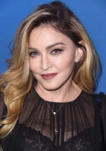 MADONNA est MÉCONNAISSABLE : cheveux JAUNE PIPI ET RIRE FLIPPANT !