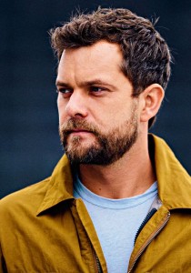 ALERTE : JOSHUA JACKSON EMBRASSE cette jolie BRUNE !