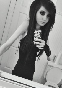 ANOREXIQUE, elle va être BANNIE de YOUTUBE