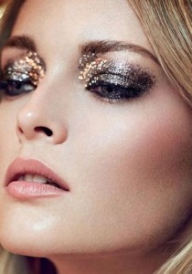 MAQUILLAGE de FÊTES : les ASTUCES pour qu’il TIENNE toute la NUIT !