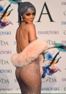 MINCE ! RIHANNA n'a PAS DE CULOTTE !