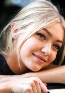 POURQUOI la MÉCONNAISSABLE PHOTO de Gigi Hadid fait le BUZZ