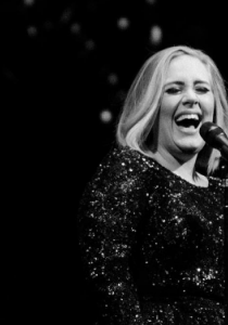 ADELE ENCEINTE ?! Sa DÉCLARATION en PLEIN CONCERT