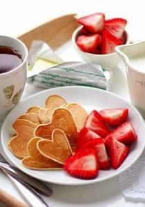 Le petit déjeuner au lit pour commencer la journée du bon pied