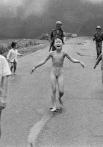 Quand FACEBOOK CENSURE la PHOTO de la FILLETTE brûlée au NAPALM lors de la GUERRE du VIETNAM