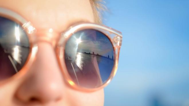 Pourquoi les lunettes de soleil sont devenues un accessoire de mode féminin ?