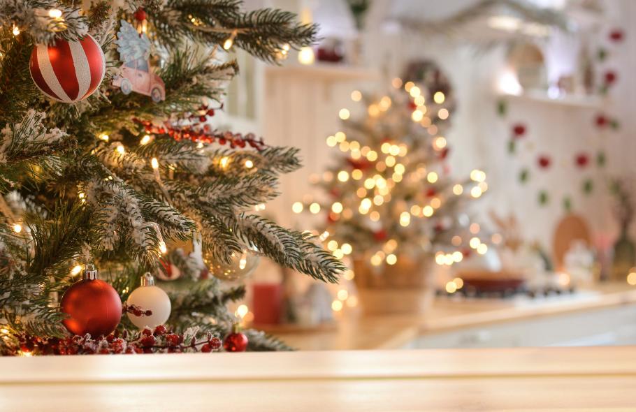 Voici les incontournables de la Déco de Noël : un mélange d' Éclats, de Tradition et de Tendance !